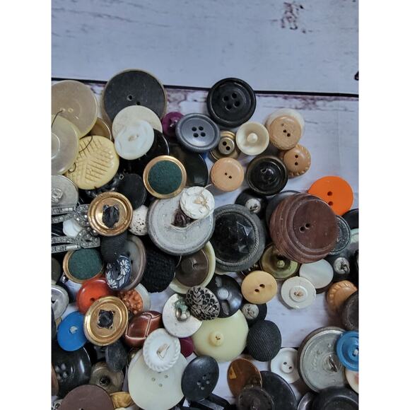 Vtg Mixed Lot All Types Buttons 188 Pieces Wood Metal Plastic Small To Large - Picture 9 of 12